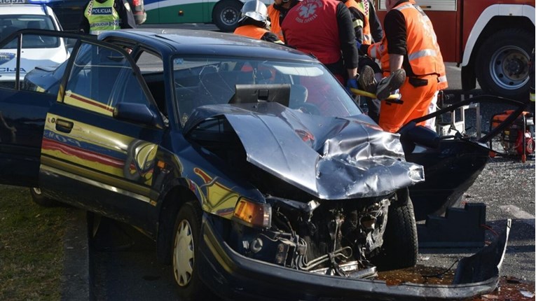 Dvoje ozlijeđenih u sudaru u Zagrebu, vozača iz auta izvlačili vatrogasci